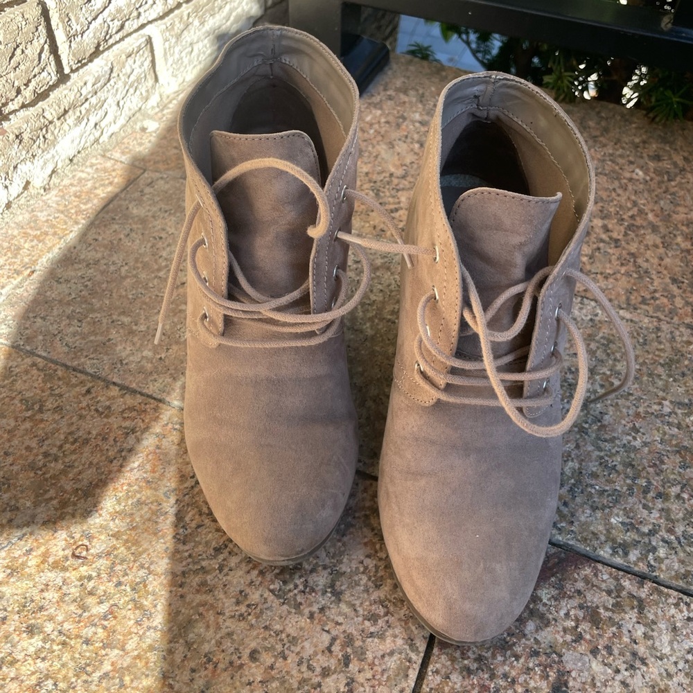AZ Lexie Suede Ankle Boots size 7.5 - Picture 3 of 6